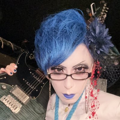 思春期日本代表ヴィジュアル系バンド@マツタケワークスのギターと書記長と頼れる兄貴 / フォローしてもTL汚しません / 帝都青森県黒石市出身 / 左利き / 猫背 / 軽率に推していただけるだけで10年沼れます / お問合せはDM / SNSとかツイキャスとか→https://t.co/N55waAuNDc