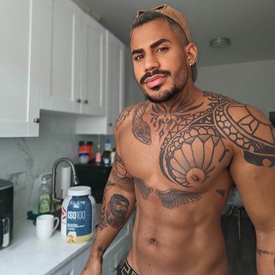 IG:@roy_thiagoo
Hola servicios privados y massage , para más INFO y collab te deje en link mi WhatsApp 😈 🍆10inch