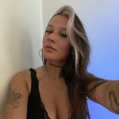 I flirt, I laugh, I play👑
But I fuck hardest online, FREE link💋