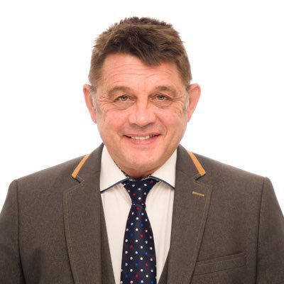 Auctioneer, Fan of Newcastle United and Leicester Tigers, Notts CC, and also Harry's Dad. Property of my Emma.