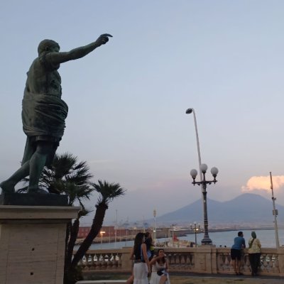 Cesare Augusto. Studente del Potere. Imperator del Patriarcato. Nato nella Porpora.