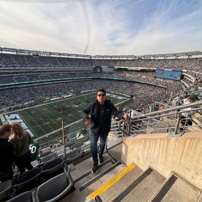 LuisVallejo18's profile picture. Twitteandole a la vida | Catador de mariscos 🍤 | Apasionado del fútbol ⚽️y amante de la NFL🏈 | Meto cuchillo, saco tripa 🔪 | Cirujano-Futuro endoscopista 🩸