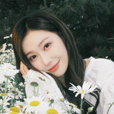 A lovely cats pretending to be a normal human as that sweet and charismatic member from 드림캐쳐. In charge of the powerful dance and sweet vocals.