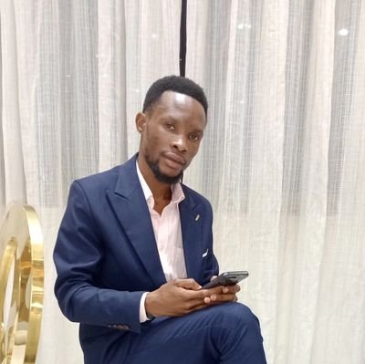chef de bureau administratif à l’INERA, conseiller à la structure ILAMBA LIMO et chercheur en Droit administratif.