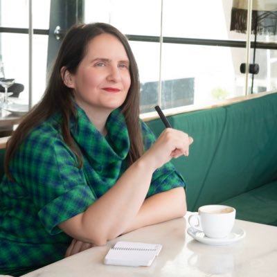 Periodista y escritora. Comunicación política y cultural. Docente.