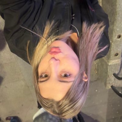 trustissues3000's profile picture. De derecha para los de izquierda y de izquierda para los de derecha 👹 encima cristiana 💋