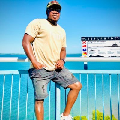 Diasporadude's profile picture. Navigating life one day at a time! Big Man U Supporter ❤️⚽️! Globetrotter 🌏 Here to spread positivity 🤝Entrepreneur 👔