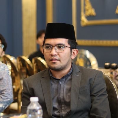 الأتشيهي أصلًا ومولدًا ثم البتاوي هجرةً ومنشأً • خِرّيج كلية اللغة العربية وآدابها، جامعة الأزهر الشريف بالقاهرة ٢٠٢٢ / ٢٠٢٣ • عاشق القهوة وأنت.