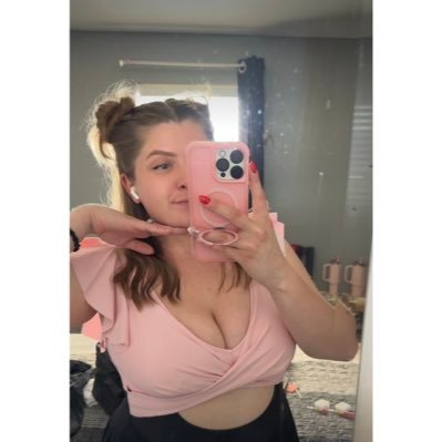 28f ⊹₊ pixel princess, age verified on OF ‧₊˚ high functioning pot head, who plays to much old school runescape ⋆˙⟡ birthday girl— 9/13 ⊹₊