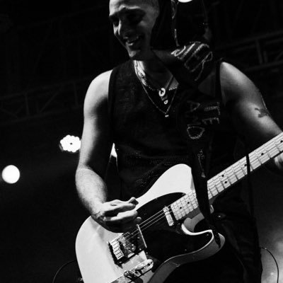 Digo que toco la guitarra pero lo que hago es darle coñazos, digo que toco que jode pero jodo la canción que toco. Cdcrock guit.