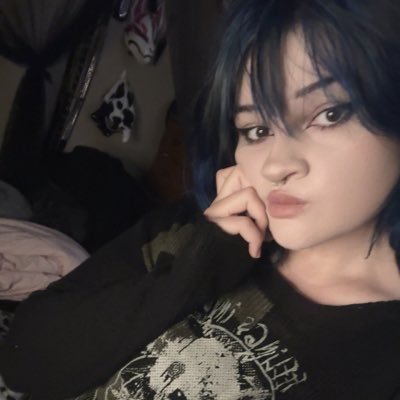 I post grunge outfits and occasional cosplay. Sometimes use as diary follow at your own discretion