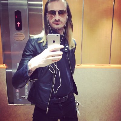 alex_by_Shazam's profile picture. Aucun attachement politique, juste attaché à mon pays et mes amis. #JambonBeurre #TeamPatriotes. Et S.H.A.Z.A.M, c’est un héros de DC comics et pas l’app !