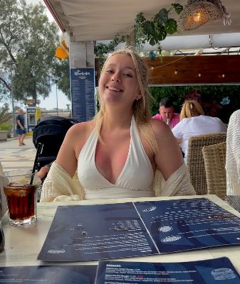 AmberHa90879872's profile picture. 🌺25