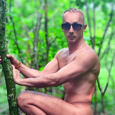 Cam model, profesional dancer and feet model...pasionat from Yoga.
DM... For Collaborations.