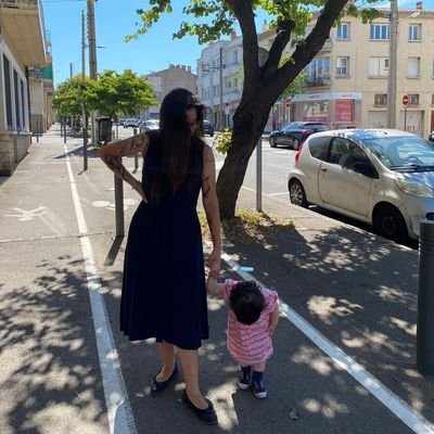 Faig de mestra molt sovint, escric poesia quan puc. Visc en família.
****
Cosetes publicades:
'Cova' (març del 2019),
'Partir' (maig del 2022).