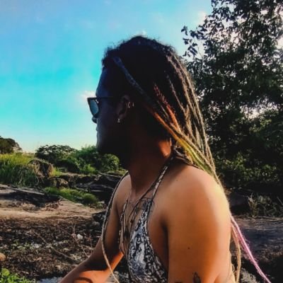 Tatuadora
Escritora
Desenhista
Desing
Modista
E maconheira