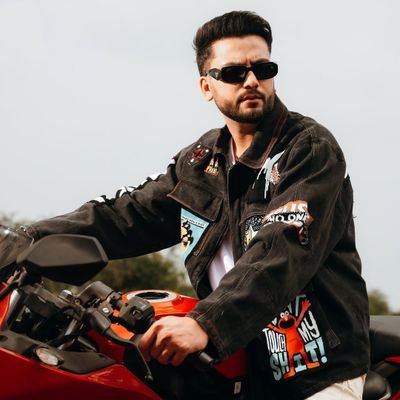 ʙɪᴏ ᴅᴇᴋʜɴᴇ sᴇ ɢʜᴀʀ ɴᴀʜɪ ᴄʜᴀʟᴛᴀ 🖕
Proud Haryanvi ♠ @ElvishYadav 🫶