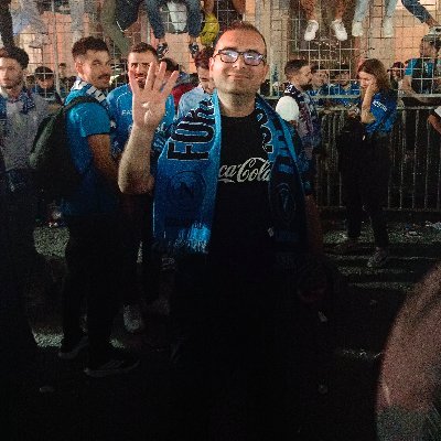 AntoDamiano1996's profile picture. Napoletano, tifoso prima di Napoli e poi del Napoli, e pure della Ferrari, membro della Bolla del Twitter™, conduttore di Sanremo 2032 e devo crescere...