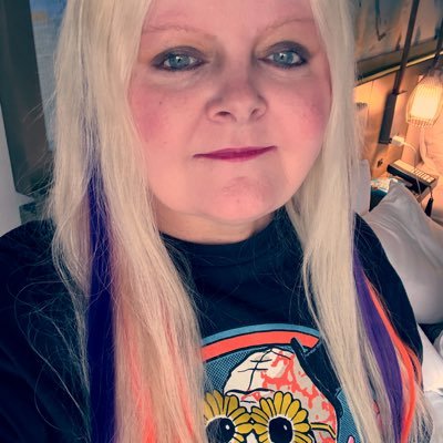 Animal Lover •Bookworm •Autumn Enthusiast •Baseball •DOOL •Vinyl Records #EndCanineCancer 🐾 🙏🏻🖤
