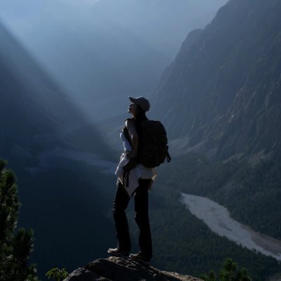 vuzfe's profile picture. 頂上の壮麗さのためだけでなく、より良い自分に出会うためにも、一路上升します。
山川は言わず、風景から成ります;私は山の頂上で風と話しています