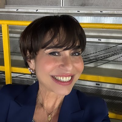 Giornalista ossessionata dalla ricerca della verità per soddisfare la mia insaziabile curiosità. E poi ho visto Maradona. Il calcio non è un gioco.