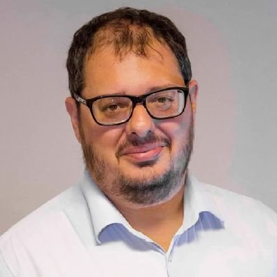 Militante de ATE, Secretario Adjunto de la CTA-A Corrientes, Presidente de UP Corrientes, Periodista, papá de Santiago e hincha de Central