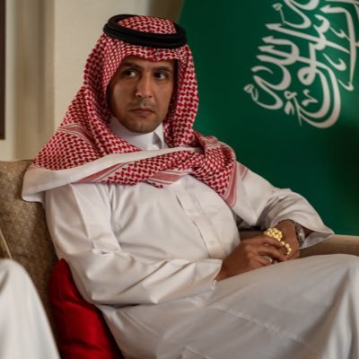 ولأنني ماعدت أعرف من أكونُ.. طرقت أبواب اليقين.. وتركتهم يتهجؤون ملامحي الخرساءَ في ضوء الظنون.. الله يعلم من أنا والله يعلم أنهم لايعلمون!!