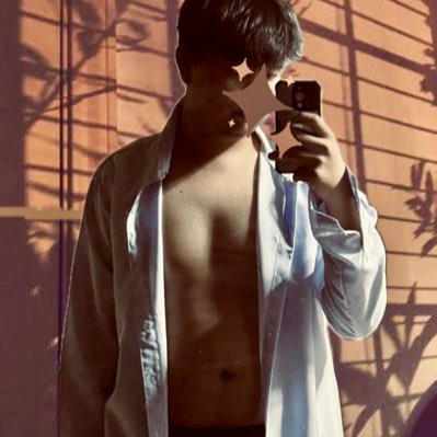 I love nerdy, cute, quirky boys who don't take themselves too seriously. Priv: @TheOnlyPans69
