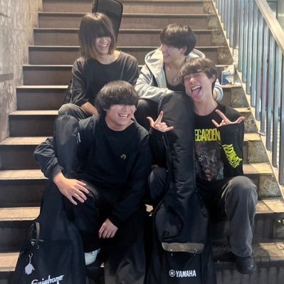 埼玉発 4ピースロックバンドKYANOS アザを癒すバンド Vo/Gt はると Gtゴミムシ Ba ゆうDrほにゃにゃち ライブのお誘いはDMにて Instagram(https://t.co/33bLWzsvee)