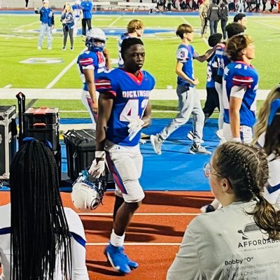 2028 Dickinson High School | Freshman A Team Starting DE | 6’1” 190lb | 3.0GPA | Broad 9’4” Vert 35.7” | Squat 452lbs Bench 225| zacharyglosson20@gmail.com