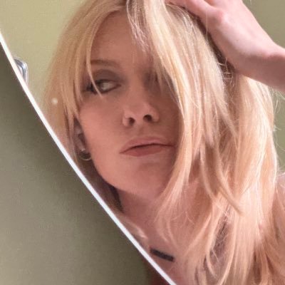 carliehaunts's profile picture. 🗝️ rushed, sloppy, irritated & alive 🗝️