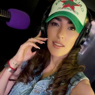 📍Mexicana en Houston 🎙️Locutora de La Mejor 104.5 ❤️Alma de foodie y risa escandalosa 😋Si se come deli, se graba💙Facebook: Jaz Sharifi