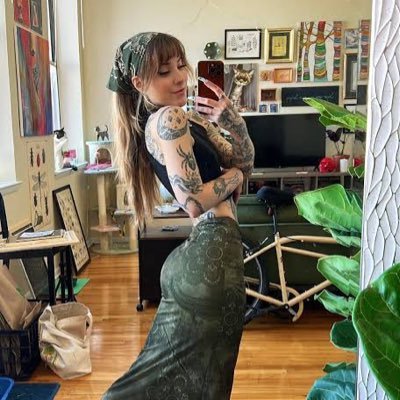 awlivvera176382's profile picture. strange weird girl. spicy making you happy today 🫡 🖤