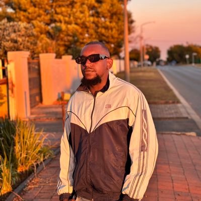 flintonclinton_'s profile picture. ig: flintonclinton_ ; 👨🏾‍💻 ; gym; art & football enthusiast ; UJ Alumni 👨🏾‍🎓