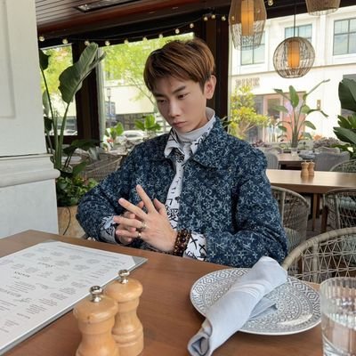 Kingsle75893475's profile picture. 