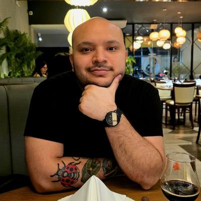 Cinéfilo, melómano, bibliófilo, tecnófilo y cínico.