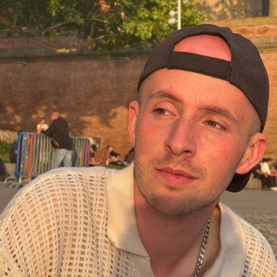 25, ESTJ-T, il gay businessman che viaggia