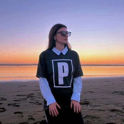 lunitalunatica's profile picture. Una mujer atrás de un vidrio empañado