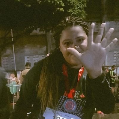 Permaneço sendo a boneca barata do centro e pior emocionada... ♏