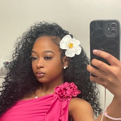 missuunbothered's profile picture. a lovergirl 👩🏾‍❤️‍💋‍👩🏾.