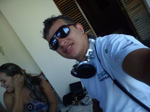 DJElttonSilva's profile picture. DJ Eltton, desde cedo gostava de entreter o público com músicas e shows. Mas foi aos 17 anos de idade que encontrou o que realmente gostava.