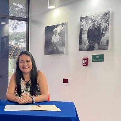 Profesora de Historia. Capaz de emocionarse hasta las lágrimas. Libra