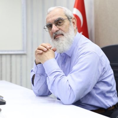Bugün bir kardeşine tebessüm et ve tatlı söz söyle. Mümin kardeşinin kalbine su serpenin Allah da ateşine su serper.