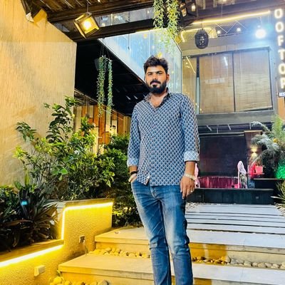 इज़्ज़त से अगर धूल भी मिले, तो उसे माथे से लगाओ,
ज़िल्लत से अगर सिंहासन भी मिले, तो उसे ठुकराओ. चौधरी