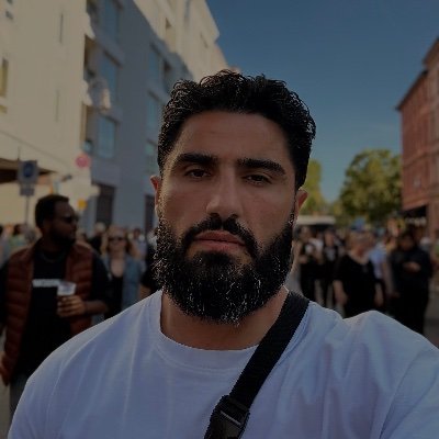 Designer with passion for Gaming, MMA & Crypto👨🏻💻 Cooperation: info@yg-media.de Share how i develop my own game & build a business 🎮 @SpaceSoccer_