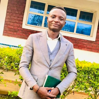 Enseignant, chercheur en littératures africaines, écrivain, amateur du slam poésie et jeune entrepreneur.