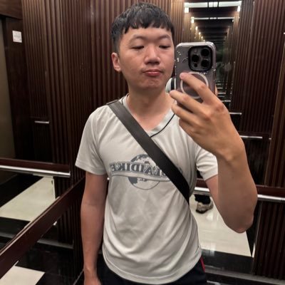 170/6X/不分 高雄人 平常喜歡玩XBOX,PS5 然後偶爾出門聽音樂 也喜歡找人一起打羽球 希望多認識圈內人一起出乃聽團,打球