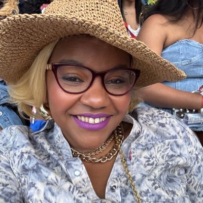 FLOW | Mama 👧🏽🧑🏽🦱 | School Board Director - VP | Western @PAWorkFamilies Political Dir. 🐺 | She/Her | Fighting 4 our communities to THRIVE💪🏽