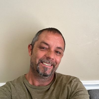 I'm john ,I'm from USA and I don't snub . I'm fun to chat with 😘😊
