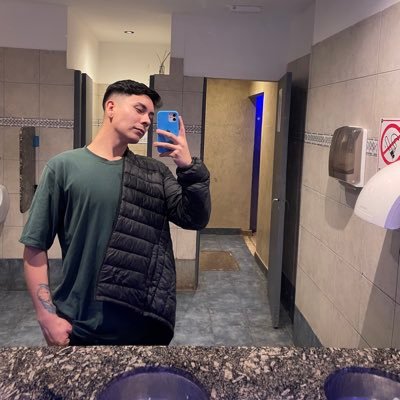 axeldesquivel's profile picture. 25